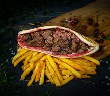 Гирос в пите клюквенный с говядиной