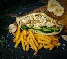 Гирос в пите чесночный с курицей