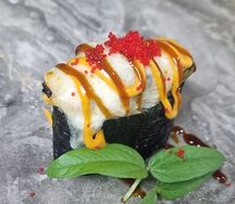 Запеченный гункан с лососем 