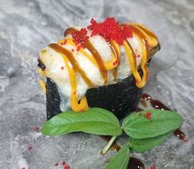 Запеченный гункан с мидиями 