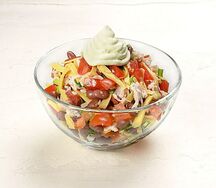 Салат с копченой курицей и фасолью