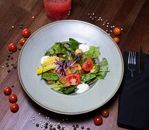 Салат с хрустящим баклажаном и красным луком