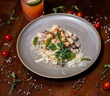 Паста с грибным соте и обжаренной курицей