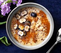 Киноа на миндальном молоке с соленой карамелью и ягодами