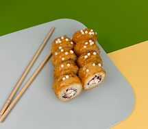 Жареный ролл с цыпленком и беконом