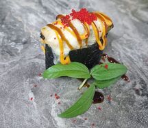 Запеченный гункан с лососем