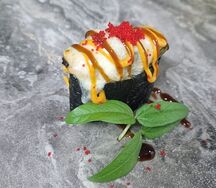 Запеченный гункан с мидиями