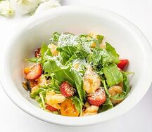 Салат с креветками, рукколой и клубникой