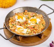 Пикантная яичница с чоризо и беконом
