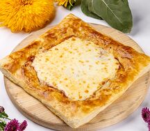 Эмпанада с сыром и томатами
