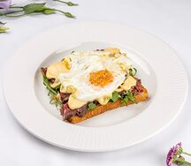 Тост с ростбифом, яйцом и перечным соусом