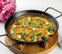 Большая паэлья с цыпленком и шафраном