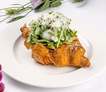 Круассан с гуакамоле и яйцом пашот