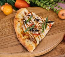 Пицца Курочка терияки (кусочек)