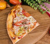 Пицца Маргарита (кусочек)