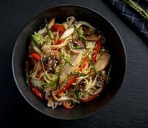Удон с цыпленком и овощами