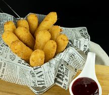 Сырные палочки с соусом