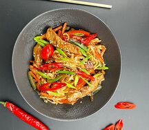 Удон Свинина в соусе сладкий чили