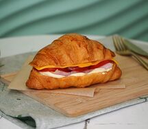 Круассан с ветчиной из индейки