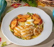 Цезарь-шмезарь с курицей и выдержанным сыром
