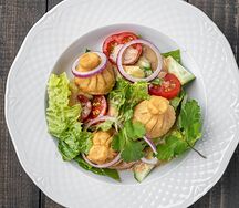 Салат Маленькая Грузия с обжаренными мини-хинкали и кунжутной заправкой 