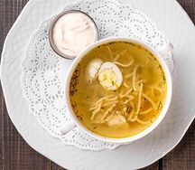 Суп-лапша из домашней курочки с перепелиным яйцом и зеленью