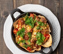 Сковородка с картофелем, грибами и мякотью куриной