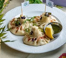 Хинкали черноморские с мидиями и голубым сыром