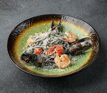 Спагетти Неро с морепродуктами в сливочном соусе