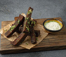 Бородинские гренки с чесночно-пряным соусом