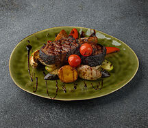 Медальоны из говяжьей вырезки с овощами на гриле