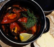 Мидии чили острые под соусом из сладкого болгарского перца