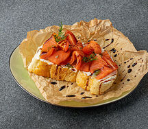 Брускетта со слабосоленой форелью