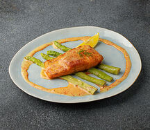 Стейк из форели со спаржей под сливочно-икорным соусом