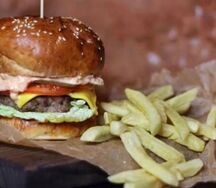 Фирменный бургер с говяжьей котлетой