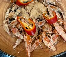 Раки, жаренные в сметане и аджике