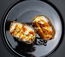 Бургер ролл с лососем