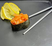 Суши с лососем и соусом спайси