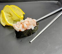 Суши с креветкой и соусом спайси