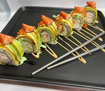 Фирменный ролл со снежным крабом, клубникой и авокадо 