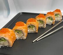 Ролл Филадельфия с огурцом и икрой лосося 