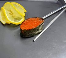 Суши с икрой лосося