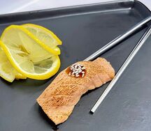 Суши с обжаренным лососем