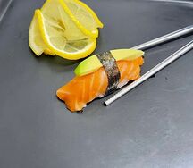 Суши с лососем и авокадо