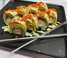 Ролл с креветкой темпура и манго