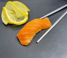 Суши с лососем