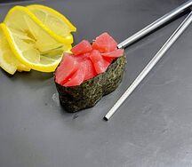 Суши с тунцом и соусом спайси