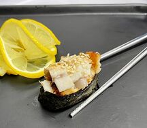 Суши с угрём и соусом спайси