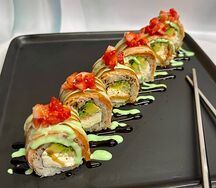 Ролл Татаки с лососем и тартаром из клубники 