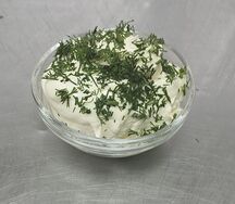 Сметана с чесноком и зеленью